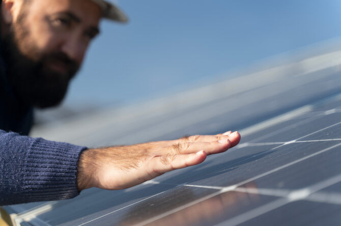 expert-panneaux-salaires-maison-habitat-670x444